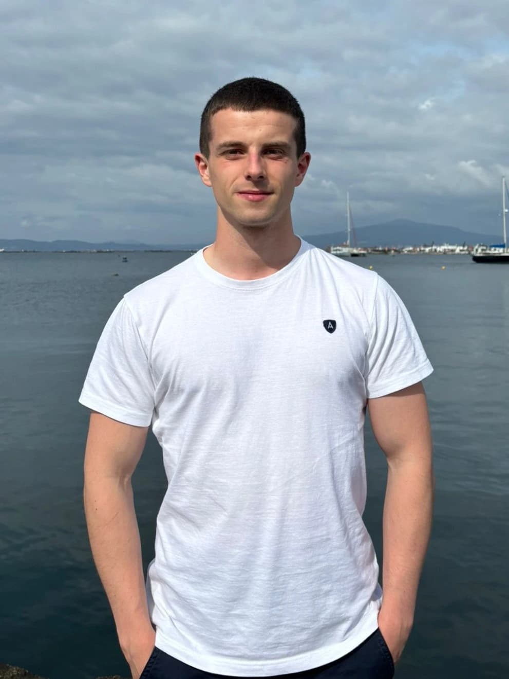 Iker Romero, fullstack web developer, by the ocean in Galicia, Spain